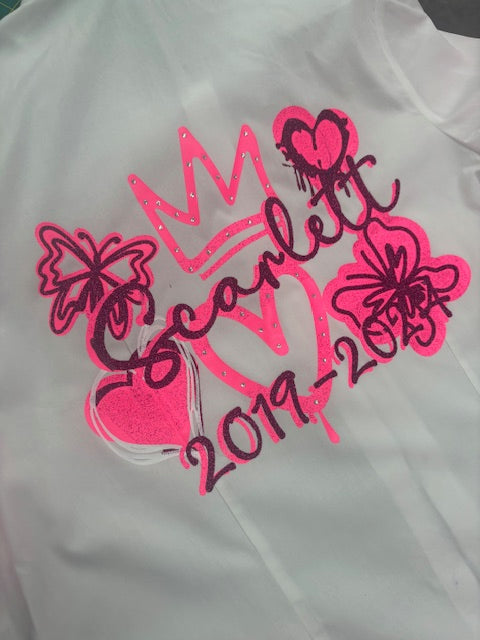 Personalised Glitter; Diamante School Leavers Signing Shirts Pink Glitter for Class Year 2025 Children.  A beautiful Keepsake of Memories from the Last Day Of School.  This listing offers a unique personalized glitter and diamante layered design with Diamanté Crown & Heart, Butterflies and Graffiti Hearts, complete with your name and leavers dates. Feel like royalty on your special day with the stunning crown, hearts, and butterflies designs. We offer a range of colour schemes for your shirt.