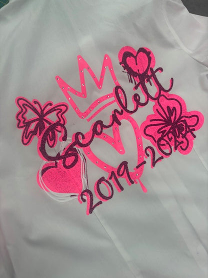 Personalised Glitter; Diamante School Leavers Signing Shirts Pink Glitter for Class Year 2025 Children.  A beautiful Keepsake of Memories from the Last Day Of School.  This listing offers a unique personalized glitter and diamante layered design with Diamanté Crown & Heart, Butterflies and Graffiti Hearts, complete with your name and leavers dates. Feel like royalty on your special day with the stunning crown, hearts, and butterflies designs. We offer a range of colour schemes for your shirt.