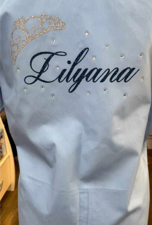 Personalised Glitter & Diamante School Leavers Signing Shirts for Class Year 2025 Children. A beautiful Keepsake of Memories from the Last Day Of School. This listing is for Glitter, Diamante Design - Blue Glitter Wording with Diamante around your name, at the top we have a Silver Glitter Crown Design.